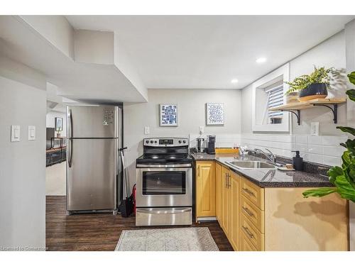 55 Balmoral Avenue N, Hamilton, ON - Indoor Photo Showing Kitchen