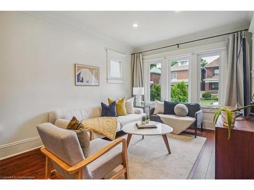 55 Balmoral Avenue N, Hamilton, ON - Indoor Photo Showing Living Room