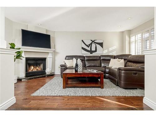 1594 Stillriver Crescent, Mississauga, ON - Indoor Photo Showing Living Room