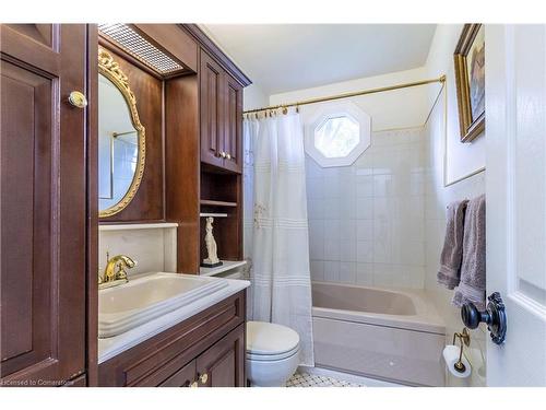 1043 Joan Drive, Burlington, ON - Indoor Photo Showing Bathroom