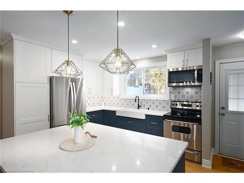 8 Gafney Court, Hamilton, ON - Indoor Photo Showing Kitchen With Upgraded Kitchen