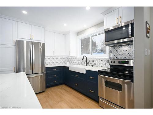 8 Gafney Court, Hamilton, ON - Indoor Photo Showing Kitchen With Upgraded Kitchen