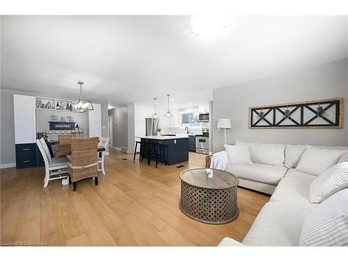 8 Gafney Court, Hamilton, ON - Indoor Photo Showing Living Room