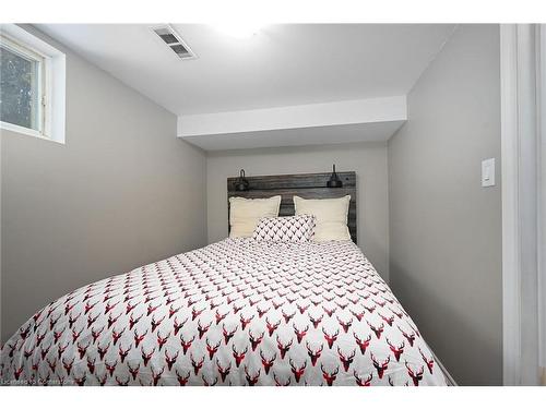 8 Gafney Court, Hamilton, ON - Indoor Photo Showing Bedroom