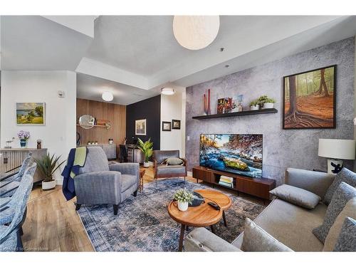 801-90 Charlton Avenue W, Hamilton, ON - Indoor Photo Showing Living Room