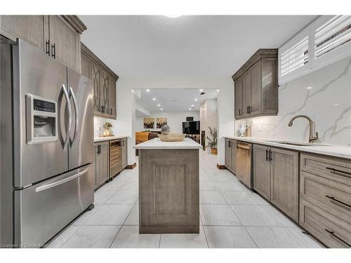 117 Christopher Drive, Hamilton, ON - Indoor Photo Showing Kitchen With Upgraded Kitchen