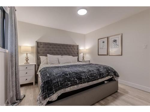 1891 Heather Hills Drive, Burlington, ON - Indoor Photo Showing Bedroom