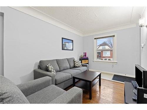 150 Albany Avenue, Hamilton, ON - Indoor Photo Showing Living Room