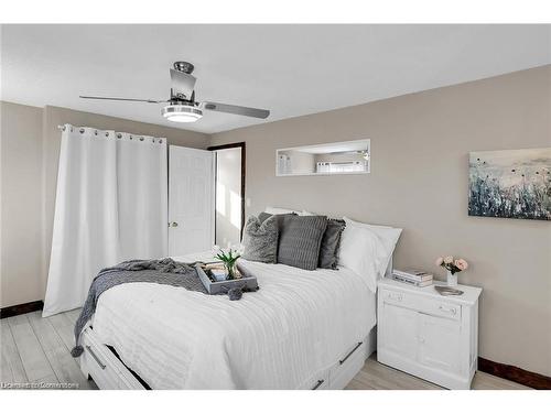 91 Leaside Drive, Welland, ON - Indoor Photo Showing Bedroom