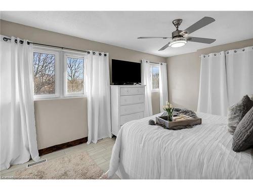 91 Leaside Drive, Welland, ON - Indoor Photo Showing Bedroom