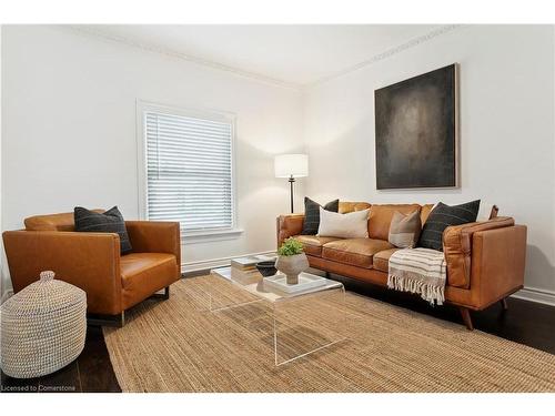 201 Rosslyn Avenue N, Hamilton, ON - Indoor Photo Showing Living Room