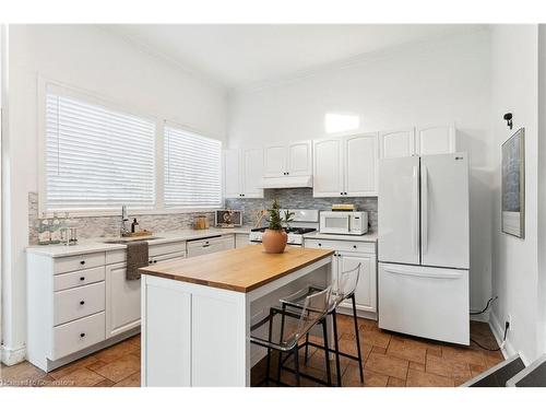 201 Rosslyn Avenue N, Hamilton, ON - Indoor Photo Showing Kitchen