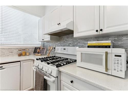 201 Rosslyn Avenue N, Hamilton, ON - Indoor Photo Showing Kitchen