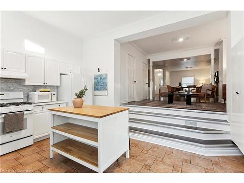 201 Rosslyn Avenue N, Hamilton, ON - Indoor Photo Showing Kitchen