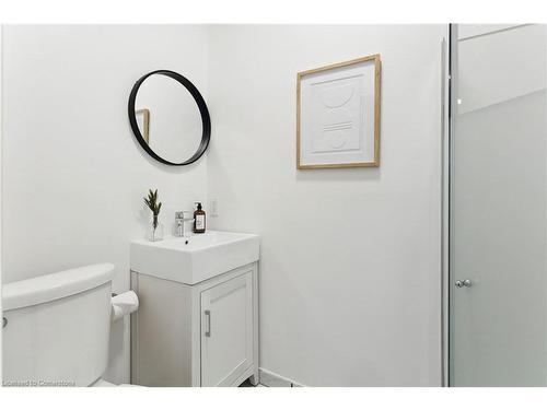 201 Rosslyn Avenue N, Hamilton, ON - Indoor Photo Showing Bathroom