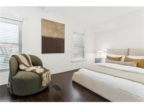 201 Rosslyn Avenue N, Hamilton, ON - Indoor Photo Showing Bedroom