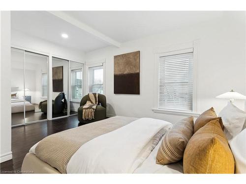 201 Rosslyn Avenue N, Hamilton, ON - Indoor Photo Showing Bedroom