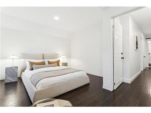 201 Rosslyn Avenue N, Hamilton, ON - Indoor Photo Showing Bedroom