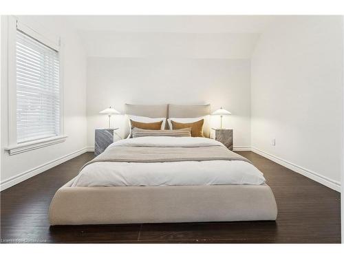 201 Rosslyn Avenue N, Hamilton, ON - Indoor Photo Showing Bedroom