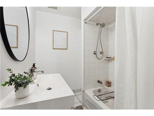 201 Rosslyn Avenue N, Hamilton, ON - Indoor Photo Showing Bathroom