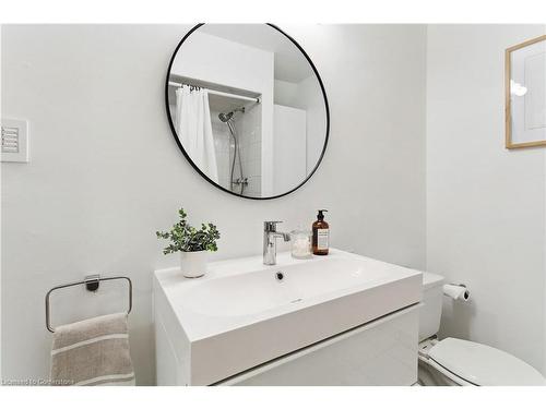 201 Rosslyn Avenue N, Hamilton, ON - Indoor Photo Showing Bathroom