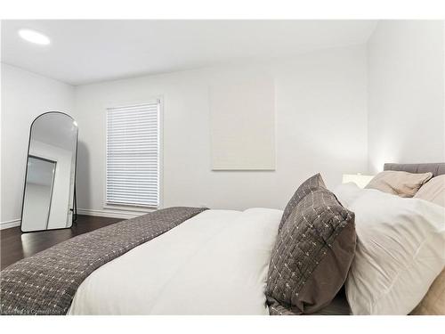 201 Rosslyn Avenue N, Hamilton, ON - Indoor Photo Showing Bedroom