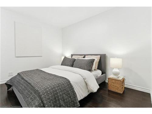 201 Rosslyn Avenue N, Hamilton, ON - Indoor Photo Showing Bedroom