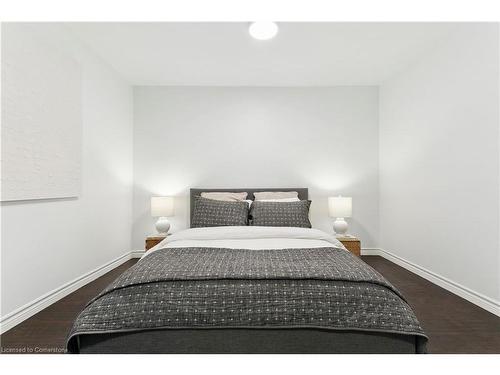 201 Rosslyn Avenue N, Hamilton, ON - Indoor Photo Showing Bedroom