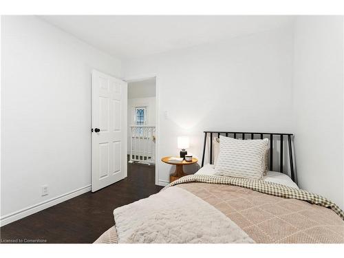 201 Rosslyn Avenue N, Hamilton, ON - Indoor Photo Showing Bedroom