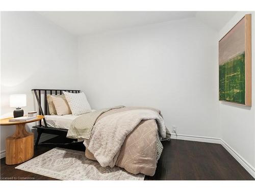 201 Rosslyn Avenue N, Hamilton, ON - Indoor Photo Showing Bedroom