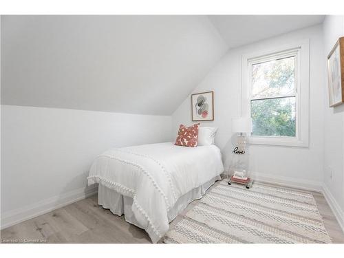 27 Harvey Street, Hamilton, ON - Indoor Photo Showing Bedroom