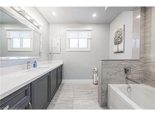 153 Ravenbury Drive, Hamilton, ON - Indoor Photo Showing Bathroom