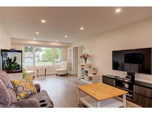 2141 Cartier Crescent, Burlington, ON - Indoor Photo Showing Living Room