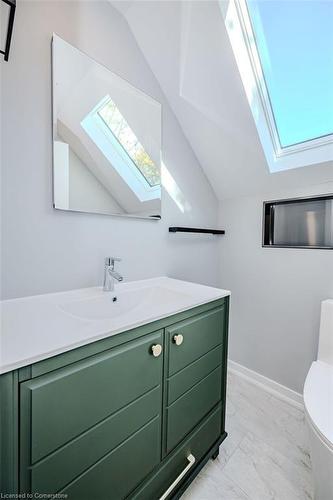 5 Lewis Street, Hamilton, ON - Indoor Photo Showing Bathroom