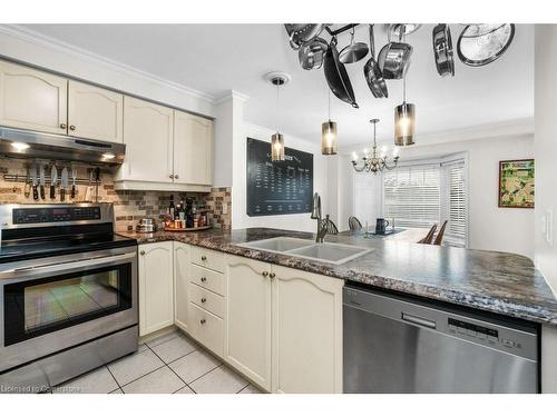 133-3333 New Street, Burlington, ON - Indoor Photo Showing Kitchen With Double Sink With Upgraded Kitchen