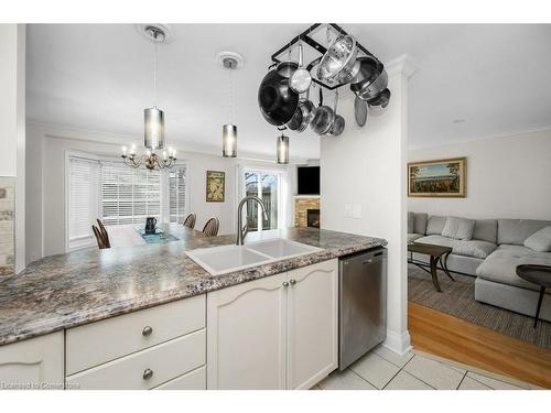 133-3333 New Street, Burlington, ON - Indoor Photo Showing Kitchen With Double Sink With Upgraded Kitchen