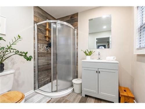 24 Roxborough Avenue, Hamilton, ON - Indoor Photo Showing Bathroom