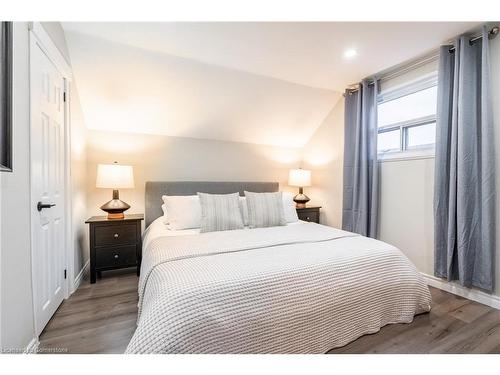 24 Roxborough Avenue, Hamilton, ON - Indoor Photo Showing Bedroom