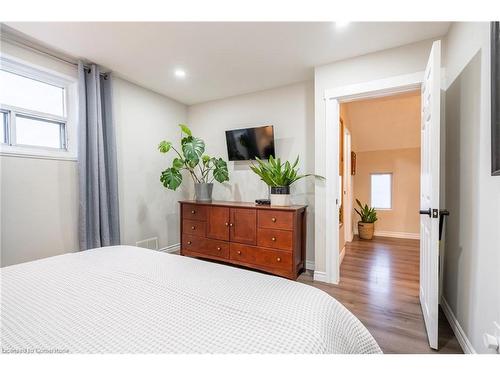 24 Roxborough Avenue, Hamilton, ON - Indoor Photo Showing Bedroom