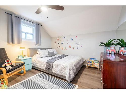 24 Roxborough Avenue, Hamilton, ON - Indoor Photo Showing Bedroom