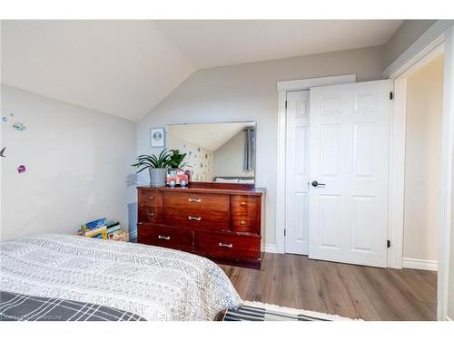 24 Roxborough Avenue, Hamilton, ON - Indoor Photo Showing Bedroom