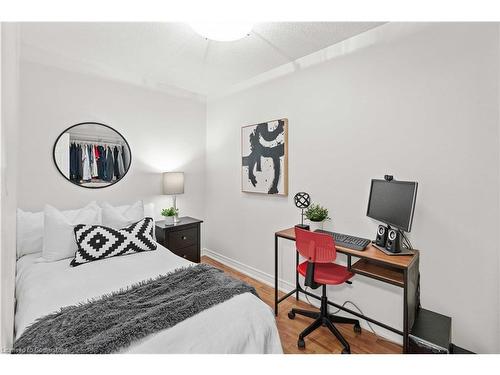 205-4140 Foxwood Drive, Burlington, ON - Indoor Photo Showing Bedroom