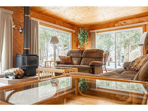 802 Millgrove Side Rd, Hamilton, ON - Indoor Photo Showing Living Room