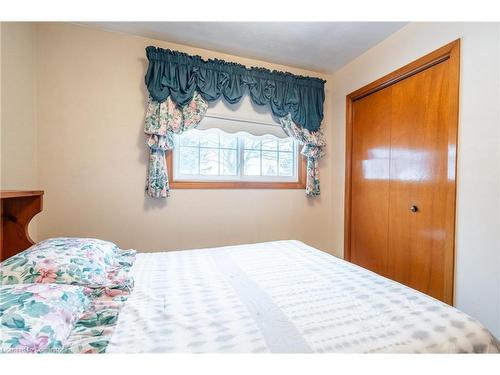 802 Millgrove Side Rd, Hamilton, ON - Indoor Photo Showing Bedroom