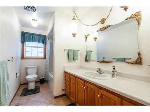 802 Millgrove Side Rd, Hamilton, ON - Indoor Photo Showing Bathroom