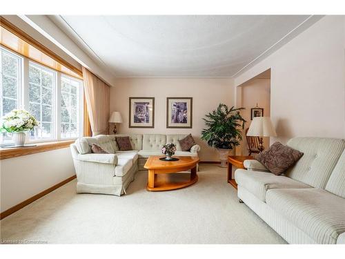 802 Millgrove Side Rd, Hamilton, ON - Indoor Photo Showing Living Room