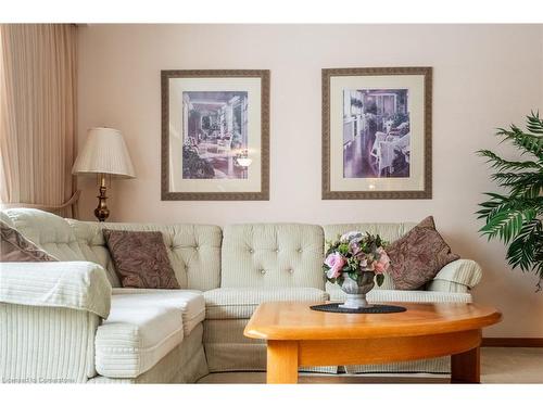 802 Millgrove Side Rd, Hamilton, ON - Indoor Photo Showing Living Room