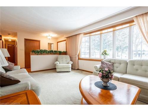 802 Millgrove Side Rd, Hamilton, ON - Indoor Photo Showing Living Room