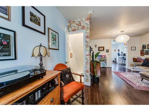 245 Wellington Street N, Hamilton, ON - Indoor Photo Showing Living Room