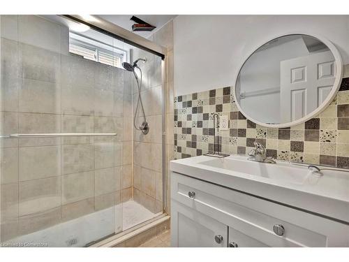 15 Mellenby Street, Stoney Creek, ON - Indoor Photo Showing Bathroom